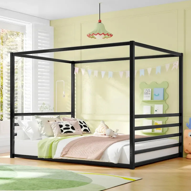 Modernes Doppelbett aus Eisen mit niedrigem Rahmen, multifunktionalen Schutzgittern und stabiler Konstruktion