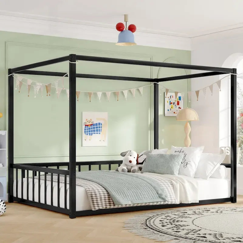 Modernes Doppelbett aus Eisen mit niedrigem Rahmen, multifunktionalen Schutzgittern und stabiler Konstruktion