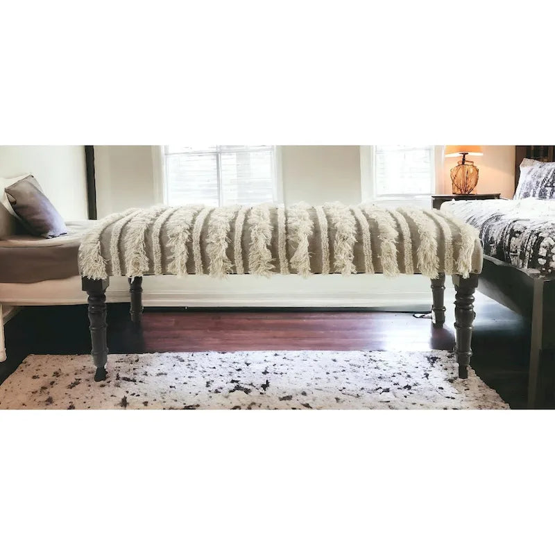 Banco de dormitorio de madera y algodón crema tapizado, con patrón a rayas y ribete de tachuelas - 16 D X 47 W x 18 H