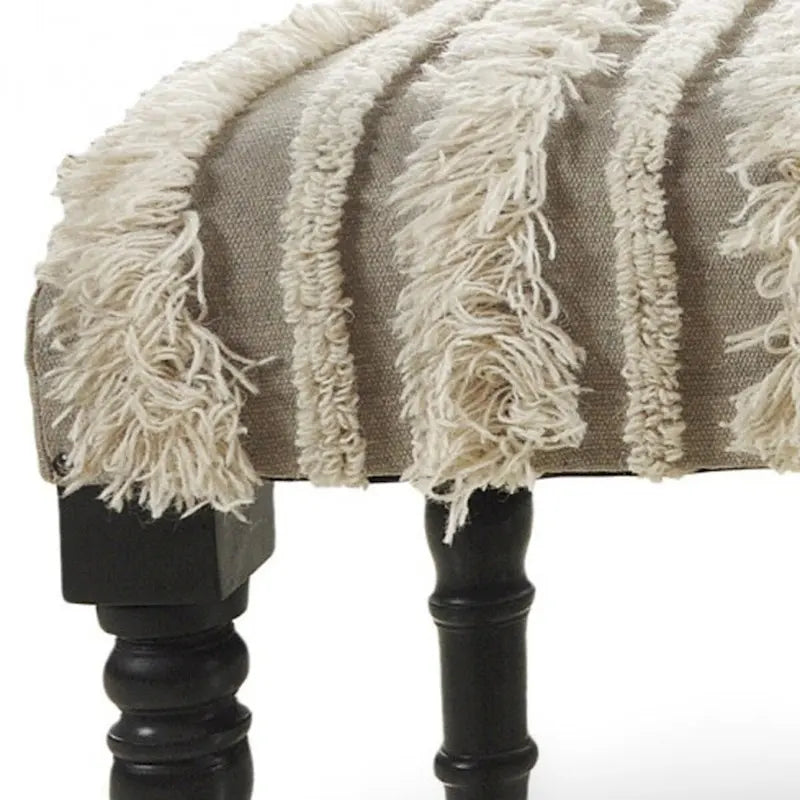 Banco de dormitorio de madera y algodón crema tapizado, con patrón a rayas y ribete de tachuelas - 16 D X 47 W x 18 H