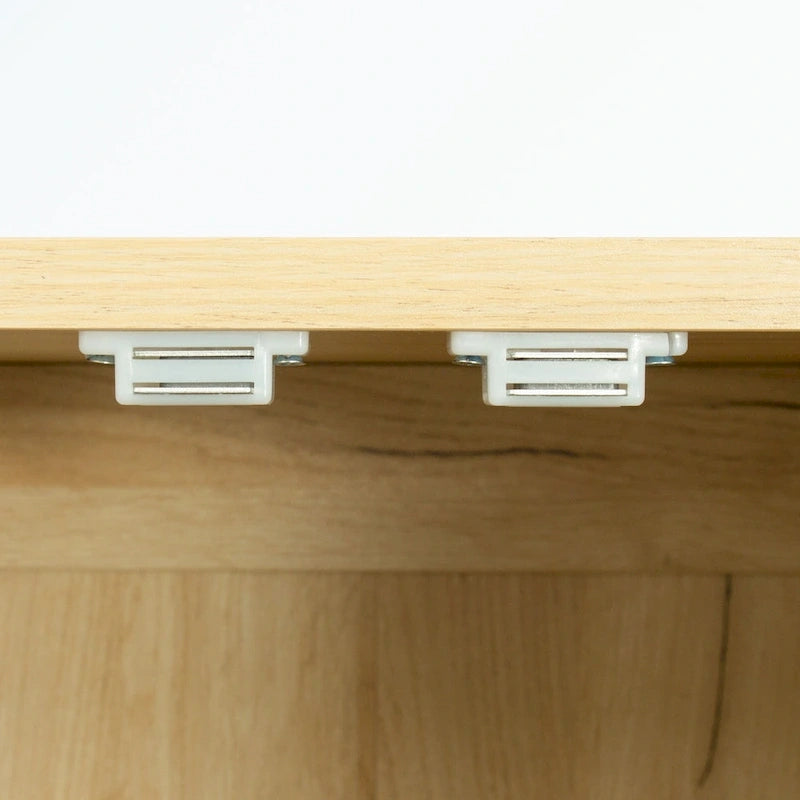 Hoher Kleiderschrank mit 2 Türen und 3 Fächern